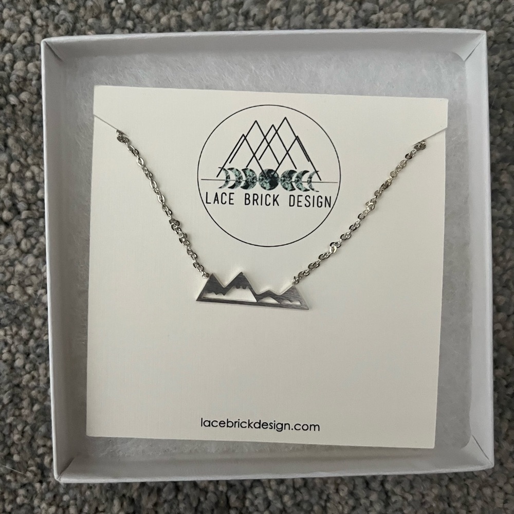 Brand new mountain view necklace